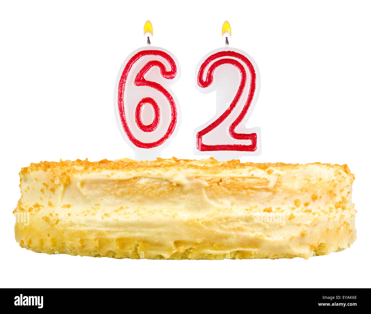 Gâteau d'anniversaire avec des bougies nombre soixante deux isolé sur fond blanc Banque D'Images