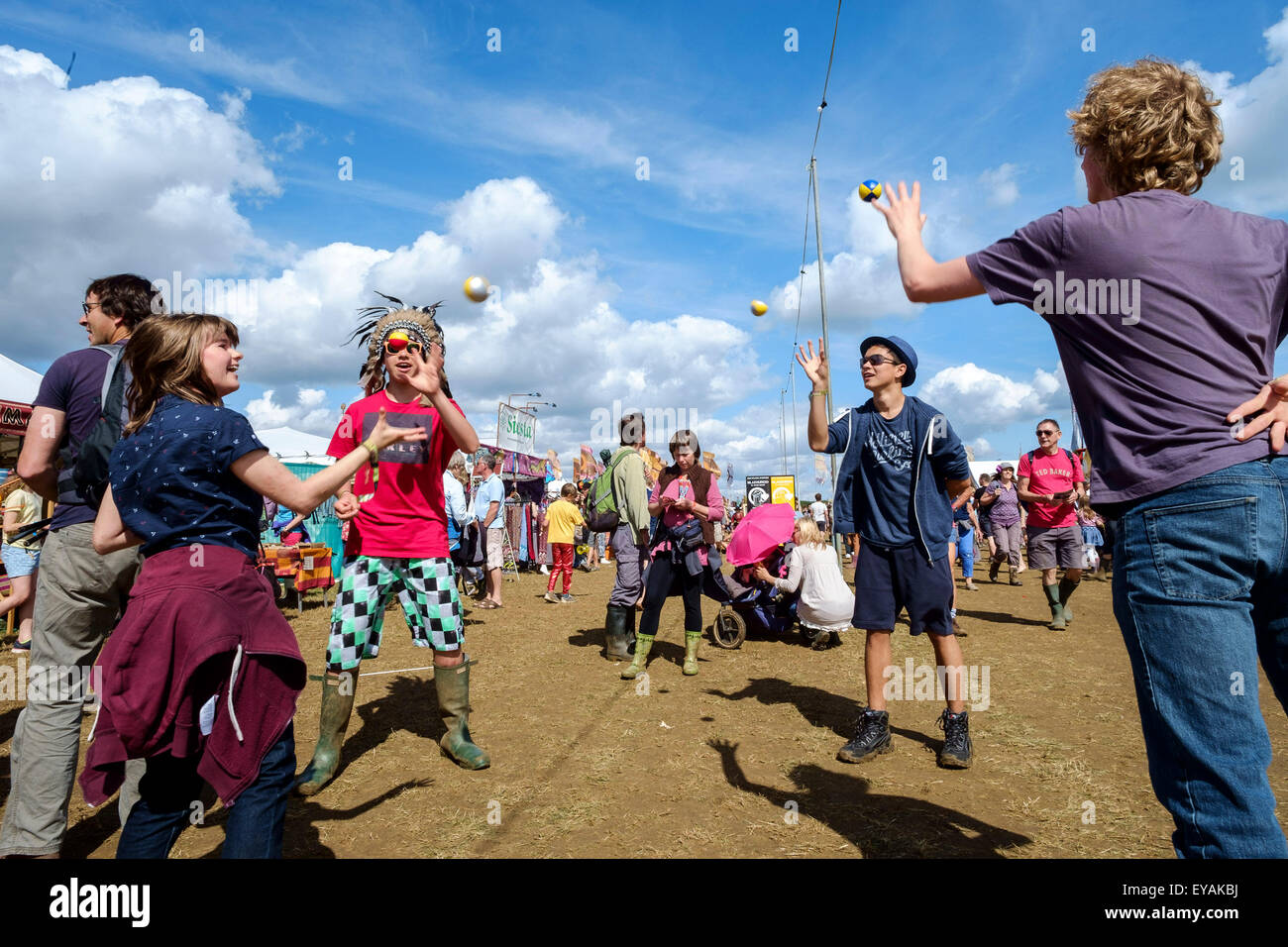 À l'atmosphère (WOMAD World of Music, Arts and Dance) Festival à Charlton Park le 25/07/2015 à Charlton Park, Malmesbury. Un groupe de jeunes jongler. Photo par Julie Edwards/Alamy Live News Banque D'Images À l'atmosphère (WOMAD World of Music, Arts and Dance) Festival à Charlton Park le 25/07/2015 à Charlton Park, Malmesbury. Un groupe de jeunes jongler. Photo par Julie Edwards/Alamy Live News Banque D'Images