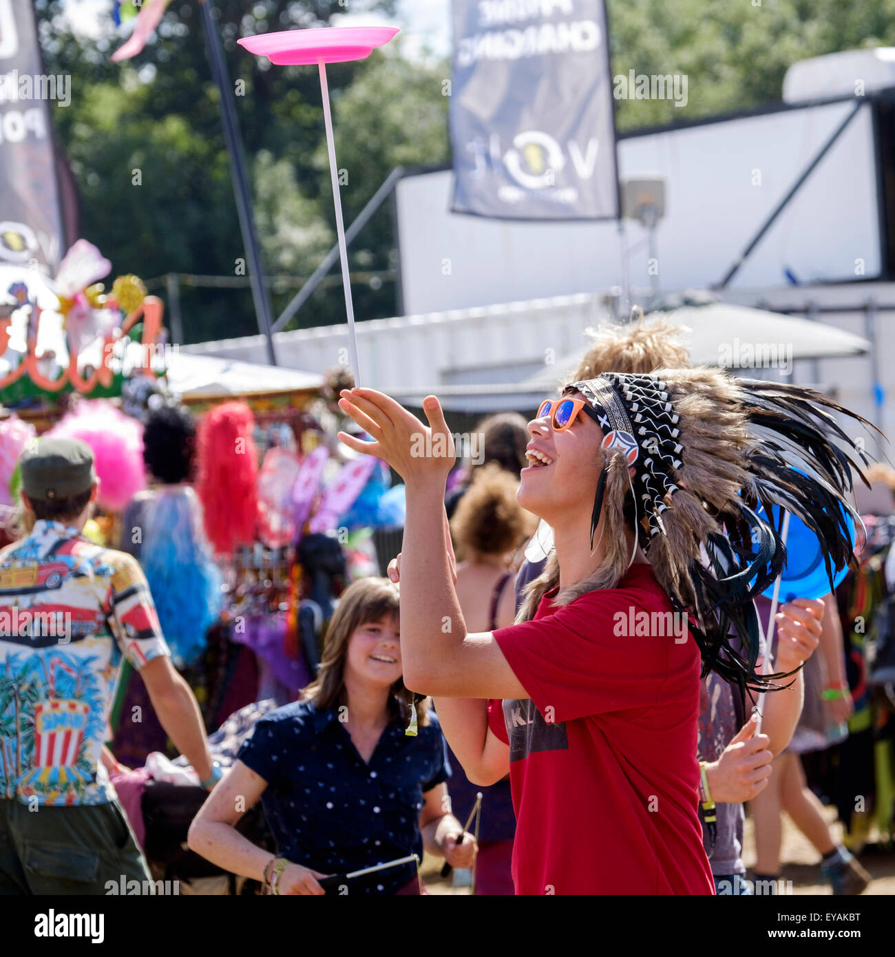 À l'atmosphère (WOMAD World of Music, Arts and Dance) Festival à Charlton Park le 25/07/2015 à Charlton Park, Malmesbury. Un jeune dans une coiffe Assiettes tournantes pratiques. Photo par Julie Edwards/Alamy Live News Banque D'Images À l'atmosphère (WOMAD World of Music, Arts and Dance) Festival à Charlton Park le 25/07/2015 à Charlton Park, Malmesbury. Un jeune dans une coiffe Assiettes tournantes pratiques. Photo par Julie Edwards/Alamy Live News Banque D'Images