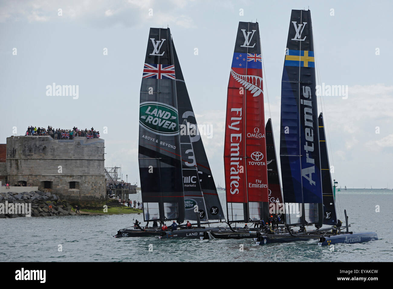 Portsmouth, Royaume-Uni. Le 25 juillet, 2015. Équipes de compétition (L-R) Britain's Land Rover BAR (Ben Ainslie Racing), Emirates Team New Zealand et Artemis Racing suédois de quitter un poste à la concurrence dans la première course officielle de la 35e America's Cup World Series à Portsmouth dans le Hampshire, au Royaume-Uni Samedi 25 Juillet, 2015. La course de 2015 Portsmouth la Louis Vuitton America's Cup World Series compte pour les qualifications et des séries éliminatoires qui déterminent le challenger de rivaliser contre les tenants du titre de l'équipe Oracle USA en 2017. Credit : Luke MacGregor/Alamy Live News Banque D'Images