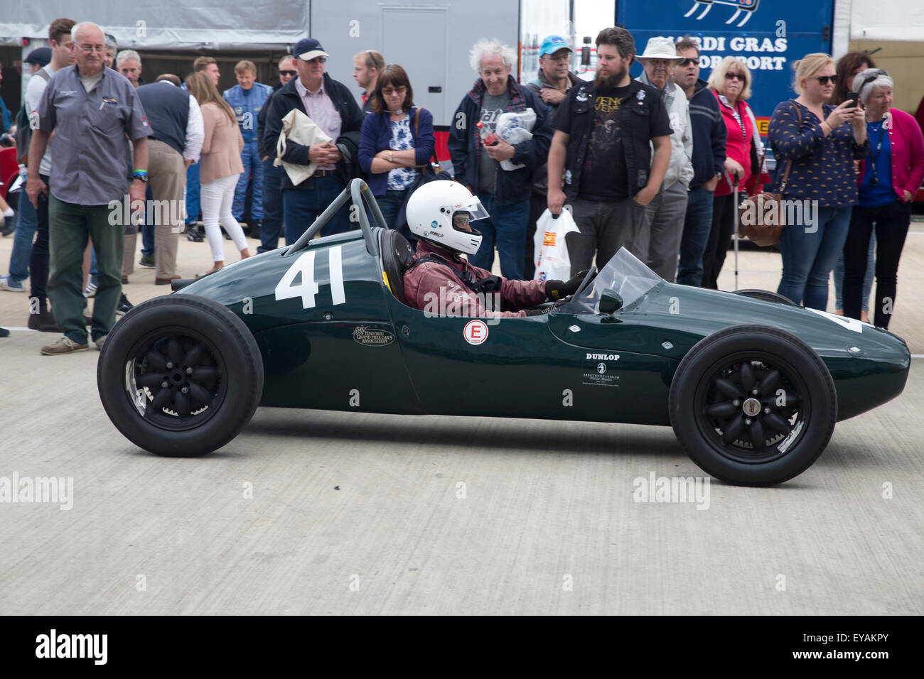 Silverstone, UK,25 juillet 2015, Numéro 41, Cooper T41 dans le pitts en avant du grand prix 1966 d'avant course à Silverstone Classic 2015 Les mondes plus grande course de moto classique festiva Crédit : Keith Larby/Alamy Live News Banque D'Images