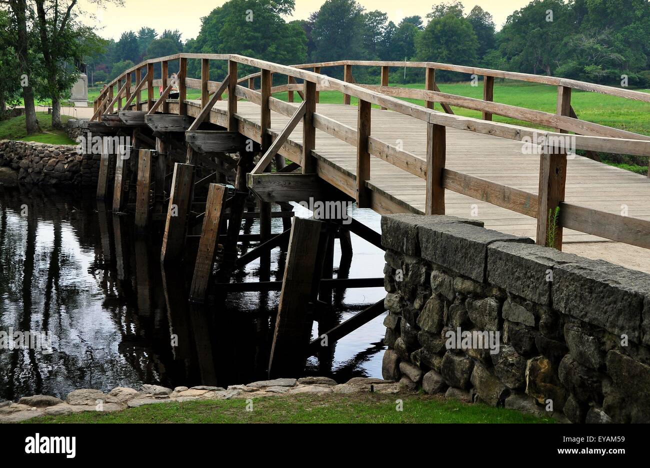 Concord, MA : La vieille Amérique du pont sur la rivière Sudbury où l'Américain Minute les hommes et les Britanniques Redcoats lutté Banque D'Images