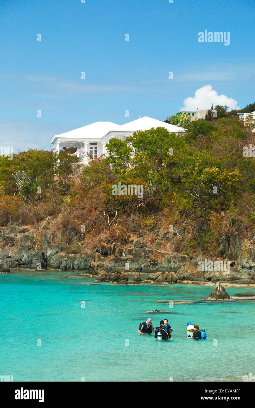 4 personnes en scaphandre autonome prépare à faire de la plongée dans les Caraïbes à l'extérieur de l'île de St Thomas, îles Vierges britanniques. Banque D'Images