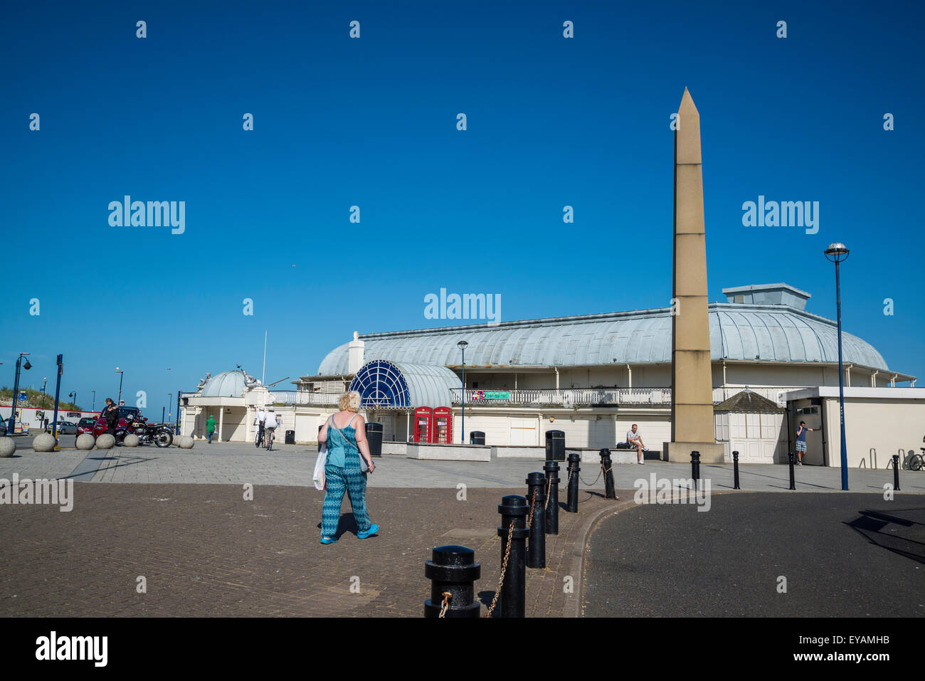 Obélisque de George le 4e et délabrées Pavillon Royal Victoria, Ramsgate, Kent, England, UK Banque D'Images