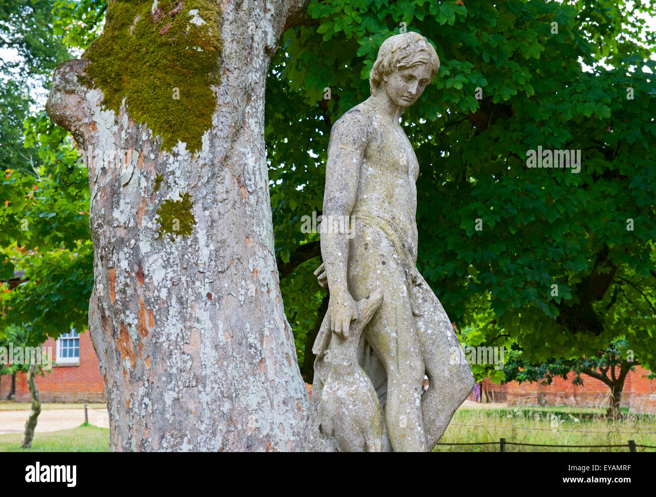 Statue à Mottisfont, une propriété du National Trust dans le Hampshire, England UK Banque D'Images