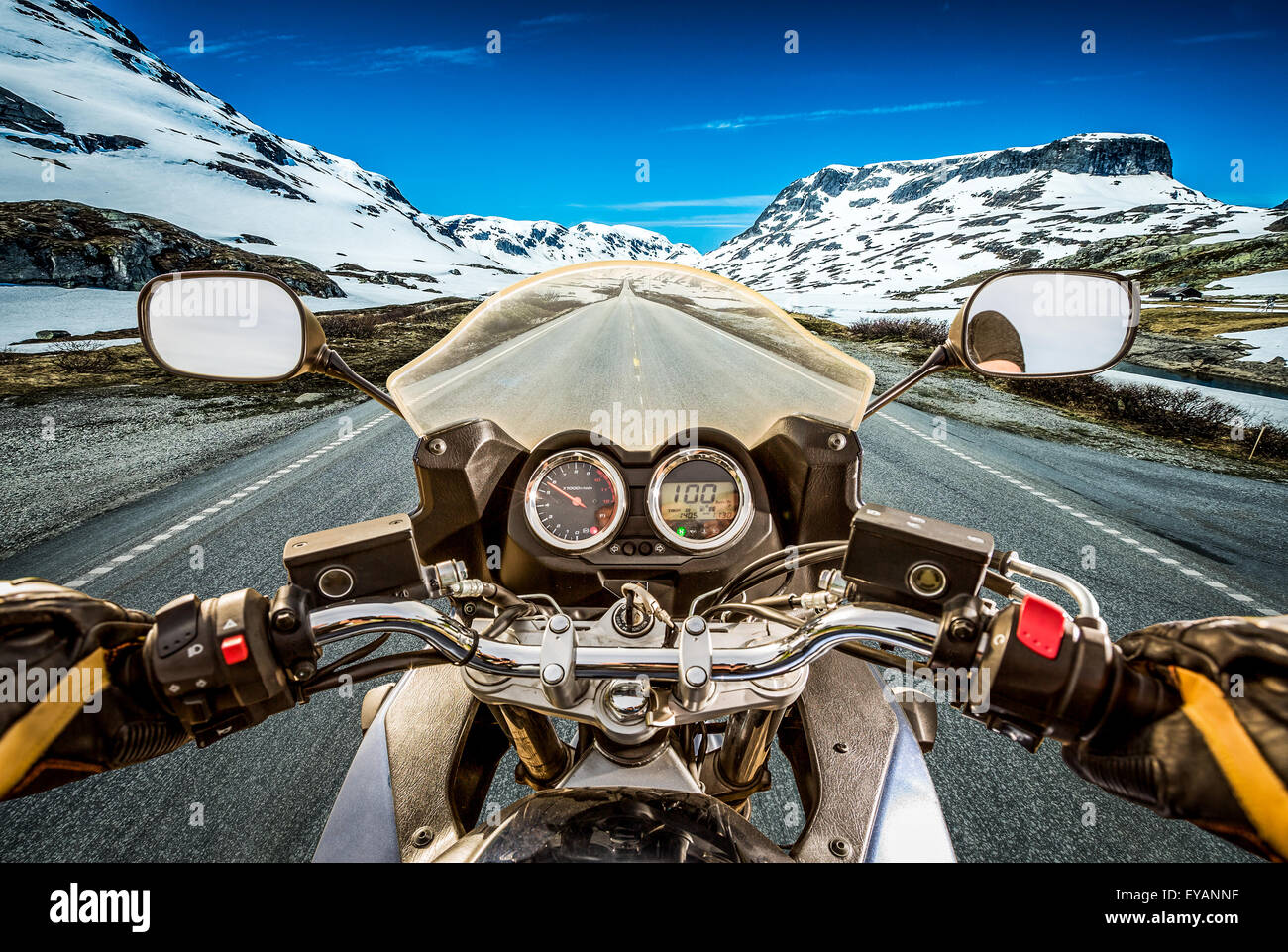 Balades en moto un motard sur une route glissante à travers un col de  montagne en Norvège. Dans le brouillard et la neige. Vue à la première  personne Photo Stock - Alamy