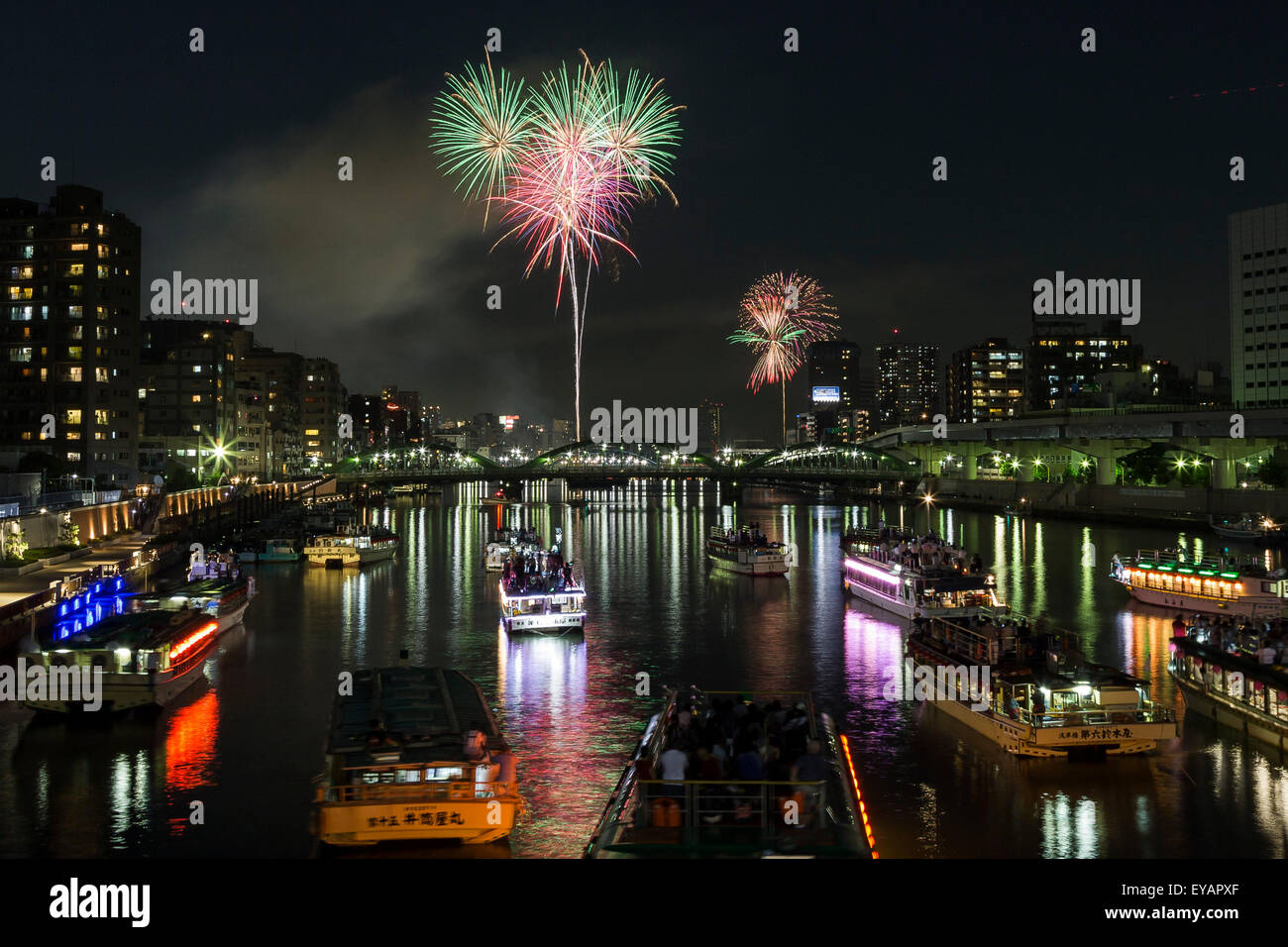 Tokyo, Japon. Le 25 juillet, 2015. Feux d'artifice illuminent le ciel au-dessus de la rivière Sumida à Tokyo au cours de la 38e Festival d'artifice de la rivière Sumida, le 25 juillet 2015, Tokyo, Japon. Quelque 20 000 d'artifice ont été libérés le long de la rivière Sumida. Les organisateurs et la police estime qu'environ 960 mille personnes ont visité l'événement. Credit : Rodrigo Reyes Marin/AFLO/Alamy Live News Banque D'Images
