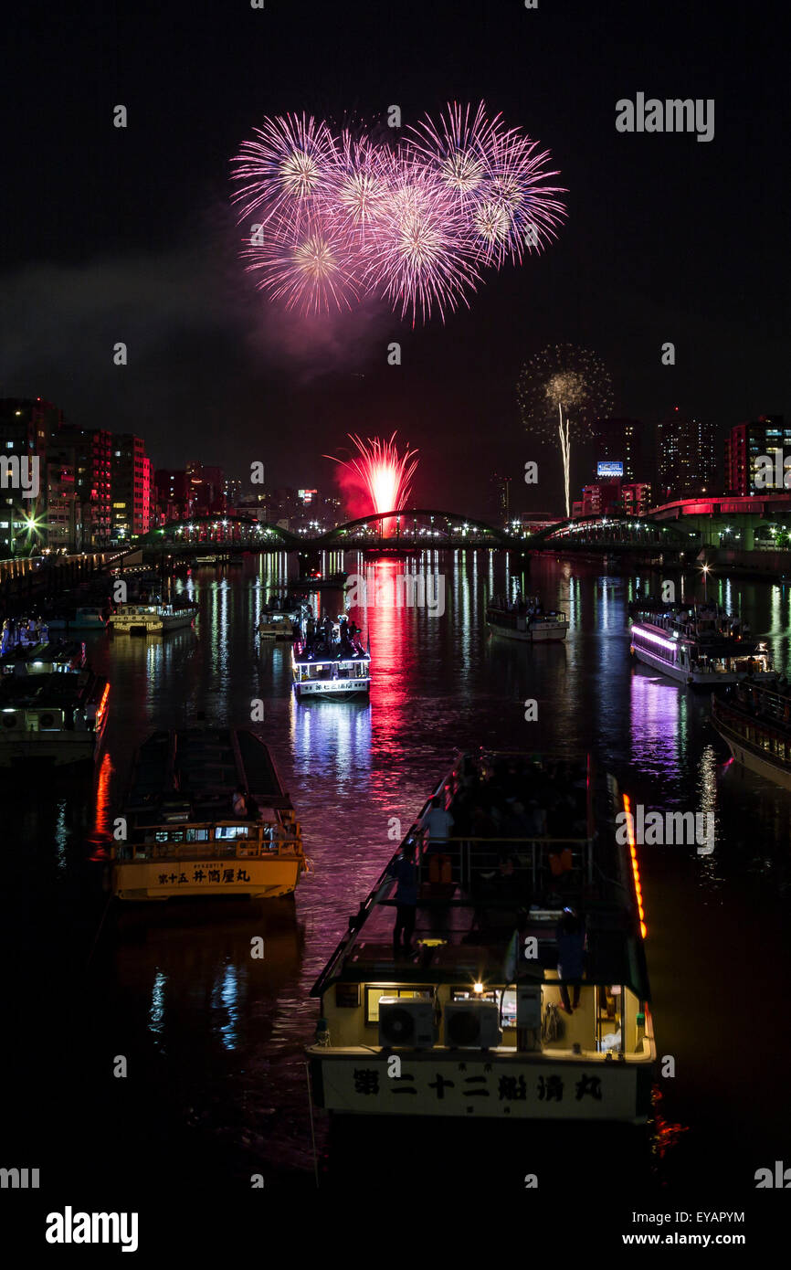 Tokyo, Japon. Le 25 juillet, 2015. Feux d'artifice illuminent le ciel au-dessus de la rivière Sumida à Tokyo au cours de la 38e Festival d'artifice de la rivière Sumida, le 25 juillet 2015, Tokyo, Japon. Quelque 20 000 d'artifice ont été libérés le long de la rivière Sumida. Les organisateurs et la police estime qu'environ 960 mille personnes ont visité l'événement. Credit : Rodrigo Reyes Marin/AFLO/Alamy Live News Banque D'Images