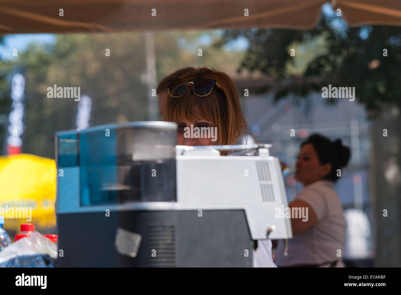 Moscou, Russie. Le 25 juillet, 2015. Jeux de la ville de Moscou en 2015 festival du sport a eu lieu au Complexe sportif olympique de Moscou. Luzhniky Les gens au festival. Femme non identifiée vend snack. Crédit : Alex's Pictures/Alamy Live News Banque D'Images