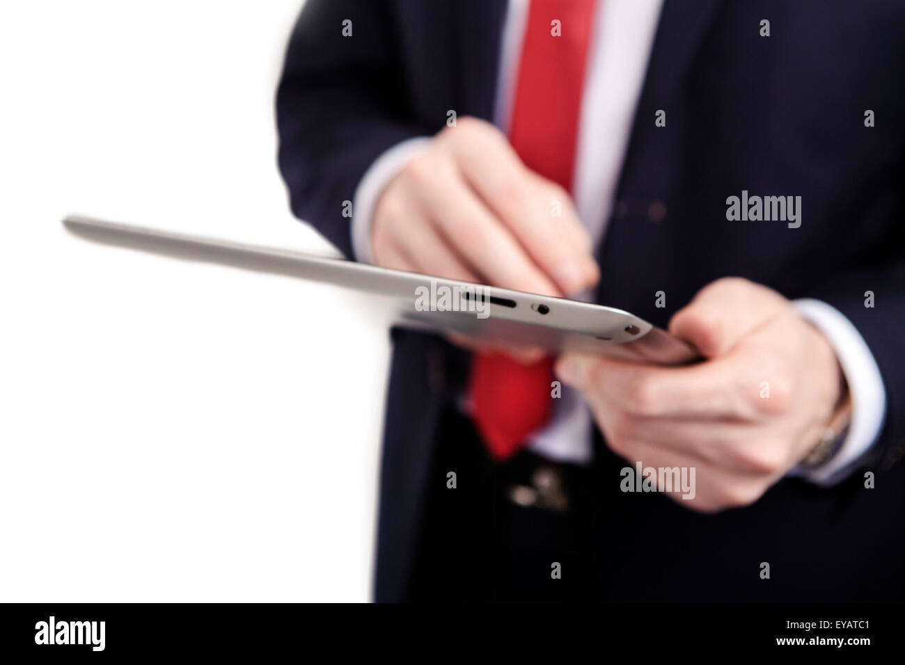 Tablet PC dans les mains d'un homme en costume blanc isolé sur une Banque D'Images