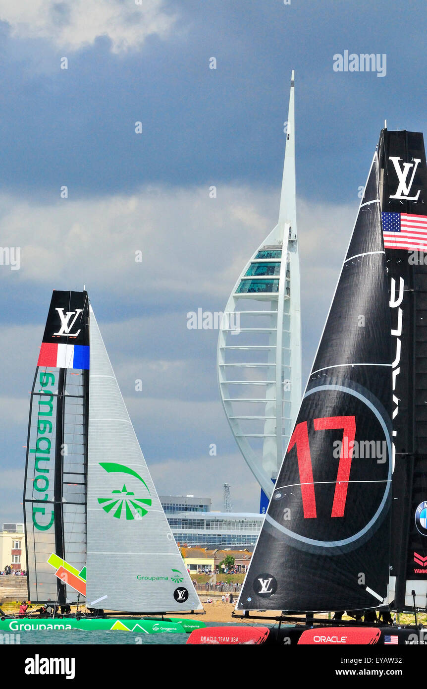 Portsmouth, Hampshire, UK - 25 juillet 2015 Louis Vuitton America's Cup World Series Portsmouth. AC45f s en passant devant la tour Spinnaker de Portsmouth avant le début des courses 1 et 2 de la Louis Vuitton America's Cup World Series Portsmouth. Six équipes sont en compétition en cours de Land Rover BAR dirigé par Sir Ben Ainslie, Oracle Team USA, Artemis Racing de Suède, d'Emirates Team New Zealand, l'équipe de SoftBank, le Japon et l'équipe Groupama France tous les "volants" AC45f. Crédit : Gary Blake /Alamy Live News Banque D'Images