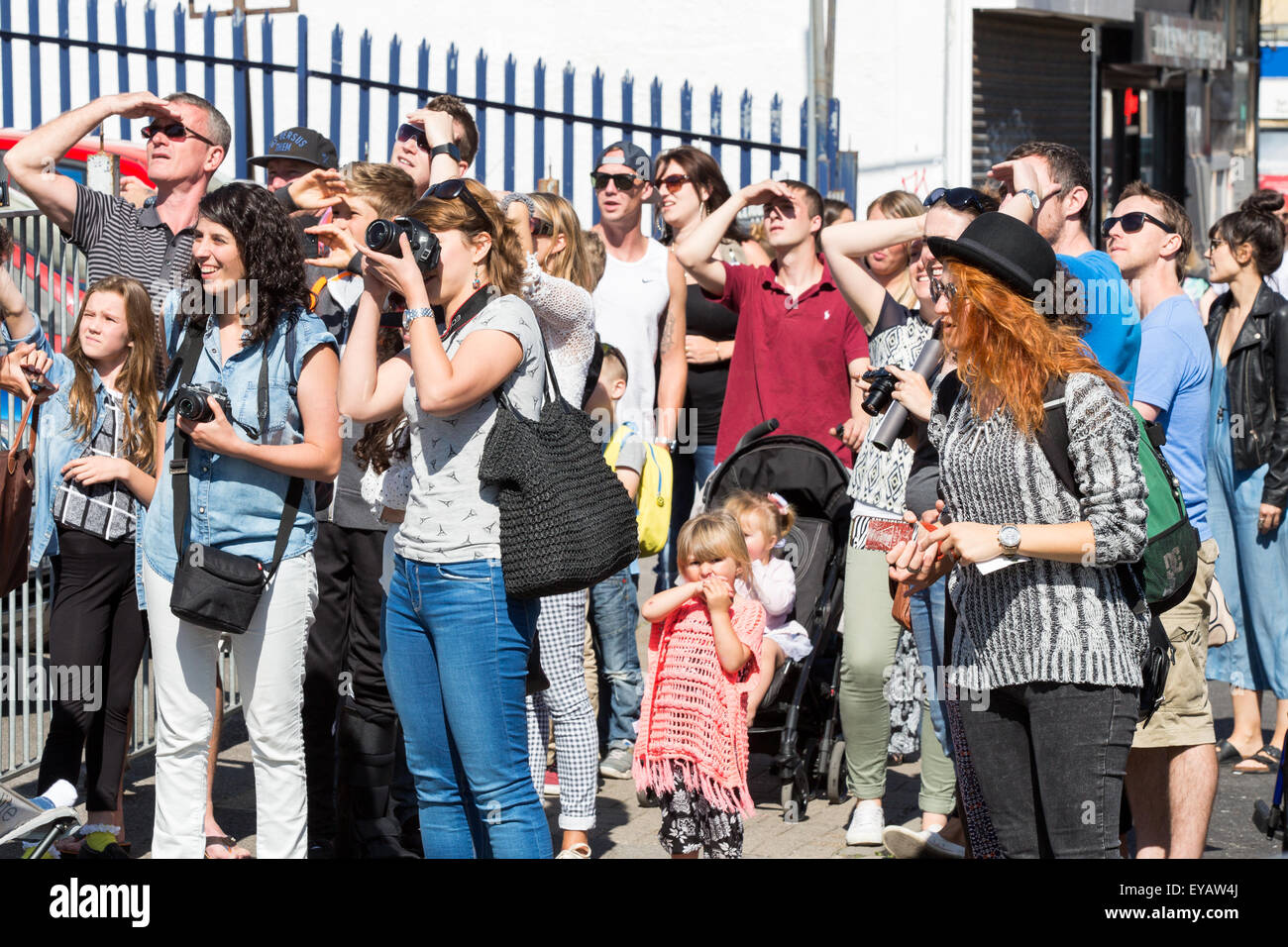Bristol, Royaume-Uni. 25 juillet 2015. Des milliers de personnes se rassemblent à Bristol pour l'upfest street art et graffiti festival. À l'artiste de rue brésilien festival LM7 crée un travail magnifique de l'art sur le côté de la pub maçonnique Crédit : Paul Smith/Alamy Live News Banque D'Images