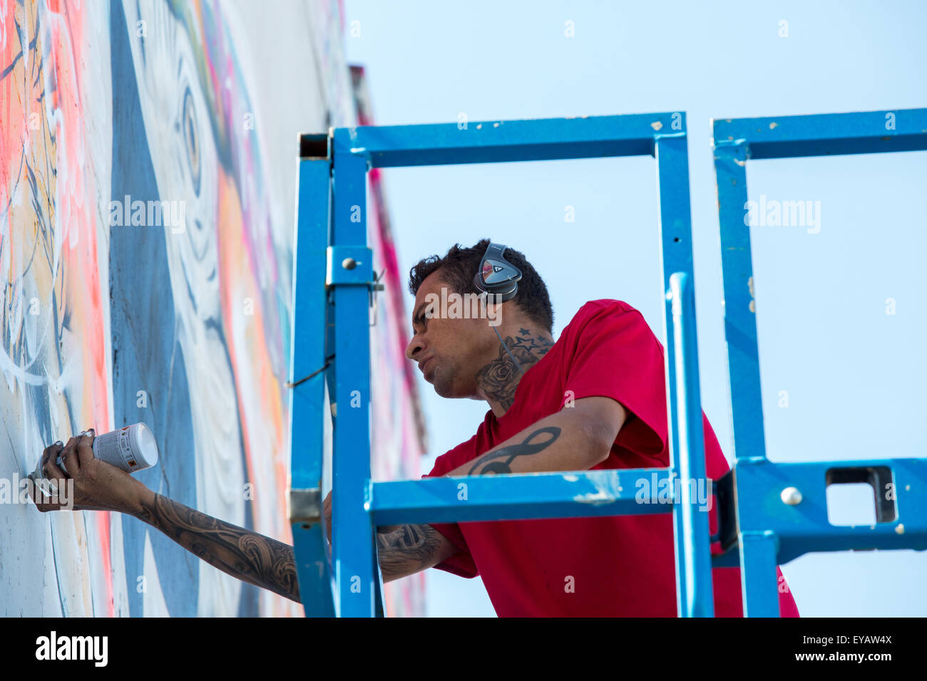 Bristol, Royaume-Uni. 25 juillet 2015. Des milliers de personnes se rassemblent à Bristol pour l'upfest street art et graffiti festival. À l'artiste de rue brésilien festival LM7 crée un travail magnifique de l'art sur le côté de la pub maçonnique Crédit : Paul Smith/Alamy Live News Banque D'Images