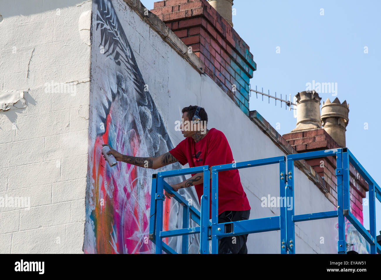 Bristol, Royaume-Uni. 25 juillet 2015. Des milliers de personnes se rassemblent à Bristol pour l'upfest street art et graffiti festival. À l'artiste de rue brésilien festival LM7 crée un travail magnifique de l'art sur le côté de la pub maçonnique Crédit : Paul Smith/Alamy Live News Banque D'Images