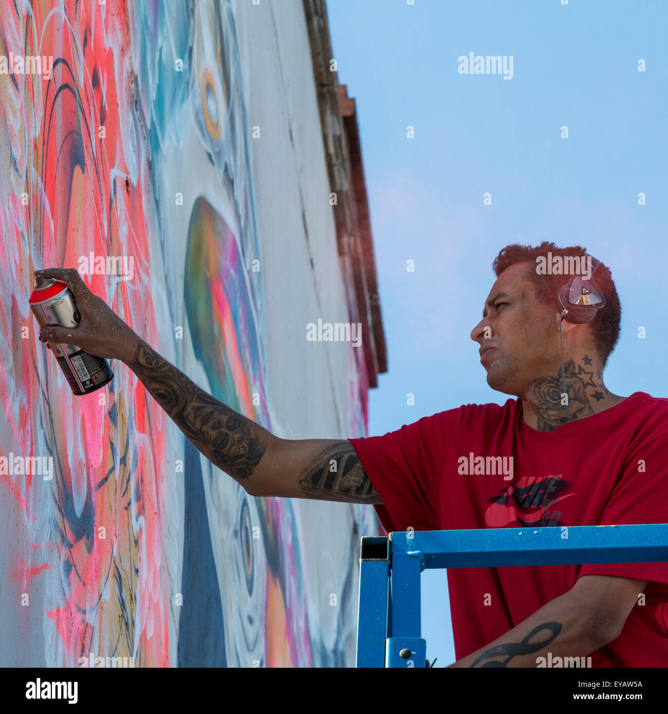 Bristol, Royaume-Uni. 25 juillet 2015. Des milliers de personnes se rassemblent à Bristol pour l'upfest street art et graffiti festival. À l'artiste de rue brésilien festival LM7 crée un travail magnifique de l'art sur le côté de la pub maçonnique Crédit : Paul Smith/Alamy Live News Banque D'Images