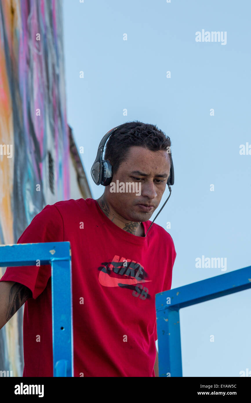 Bristol, Royaume-Uni. 25 juillet 2015. Des milliers de personnes se rassemblent à Bristol pour l'upfest street art et graffiti festival. À l'artiste de rue brésilien festival LM7 crée un travail magnifique de l'art sur le côté de la pub maçonnique Crédit : Paul Smith/Alamy Live News Banque D'Images