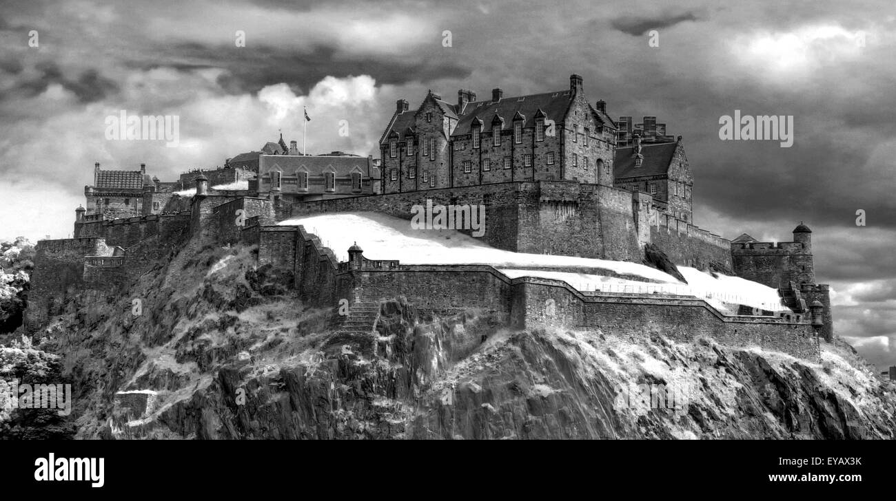 Le Château d'édimbourg avec l'hiver ciel dramatique, Vieille Ville, en Écosse - UNESCO World Heritage site, UK Banque D'Images