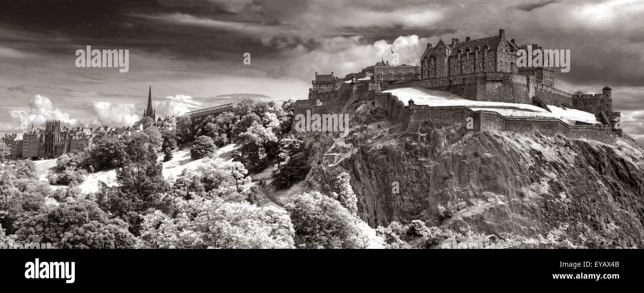 Le Château d'édimbourg avec ciel dramatique, Vieille Ville, en Écosse - UNESCO World Heritage site, UK - Hiver P.C. Banque D'Images