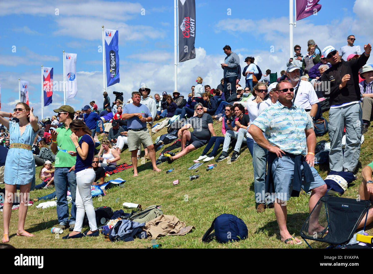 Portsmouth, Hampshire, UK - 25 juillet 2015 Les foules sur Southsea Common regardant des races 1 et 2 aujourd'hui à la Louis Vuitton America's Cup World Series Portsmouth. Six équipes sont en compétition en cours de Land Rover BAR dirigé par Sir Ben Ainslie, Oracle Team USA, Artemis Racing de Suède, d'Emirates Team New Zealand, l'équipe de SoftBank, le Japon et l'équipe Groupama France tous les "volants" AC45f. Credit : Wendy Johnson /Alamy Live News (photographe médias accrédités pour cet événement) Banque D'Images