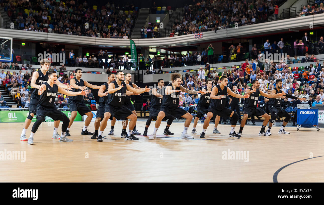 Londres, Royaume-Uni. Le 25 juillet, 2015. Le Tall Blacks effectuer le 'haka' avant le début de la Grande-Bretagne par rapport à la Nouvelle-Zélande Tall Blacks match de basket-ball à l'Arène de cuivre dans le parc olympique. Victoire de la Nouvelle-Zélande 84-63. Banque D'Images