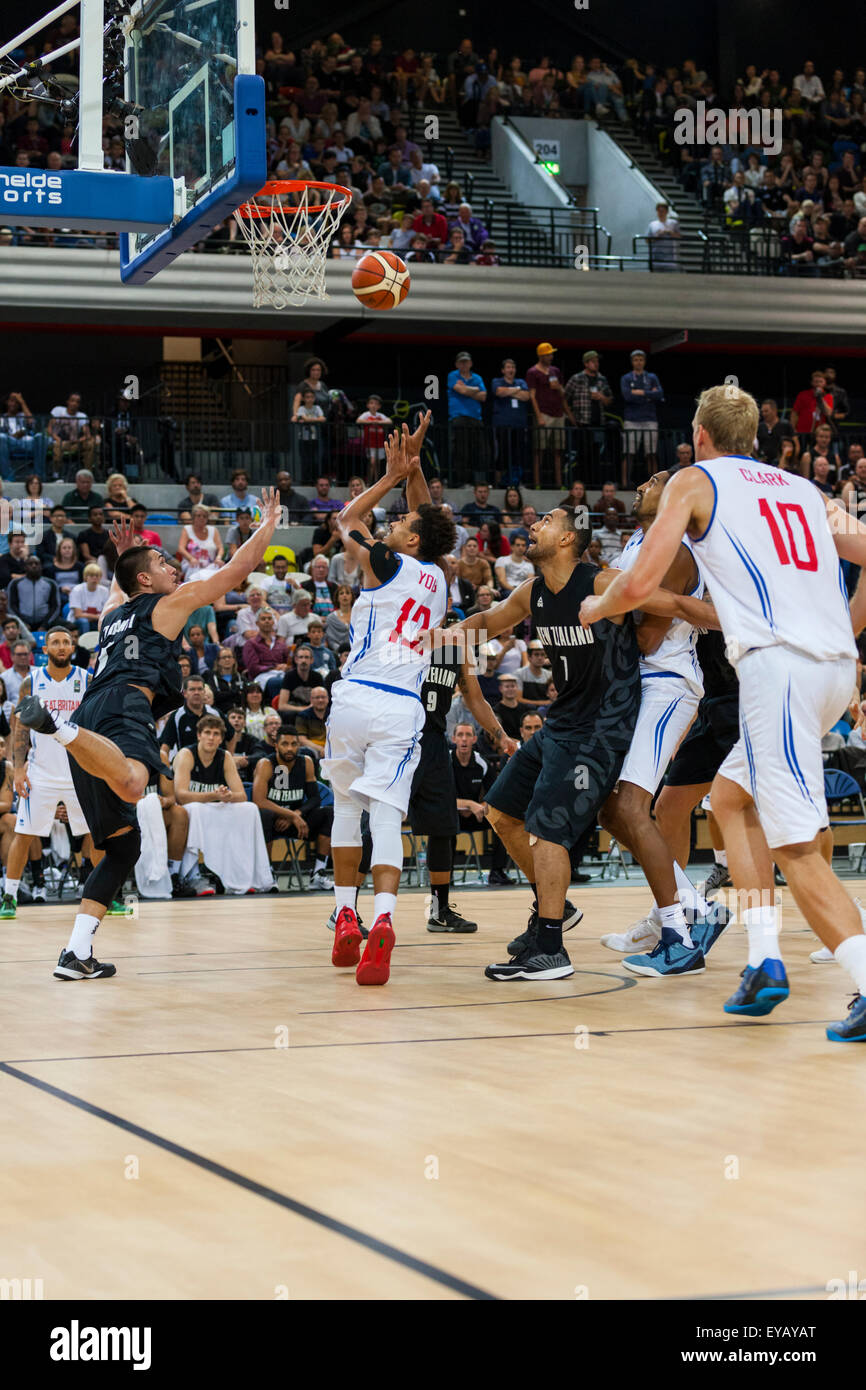 Londres, Royaume-Uni. Le 25 juillet, 2015. Go's Alex Young vise le panier pendant la Grande-Bretagne France-Nouvelle-Zélande Tall Blacks match de basket-ball à l'Arène de cuivre dans le parc olympique. Victoire de la Nouvelle-Zélande 84-63. Banque D'Images