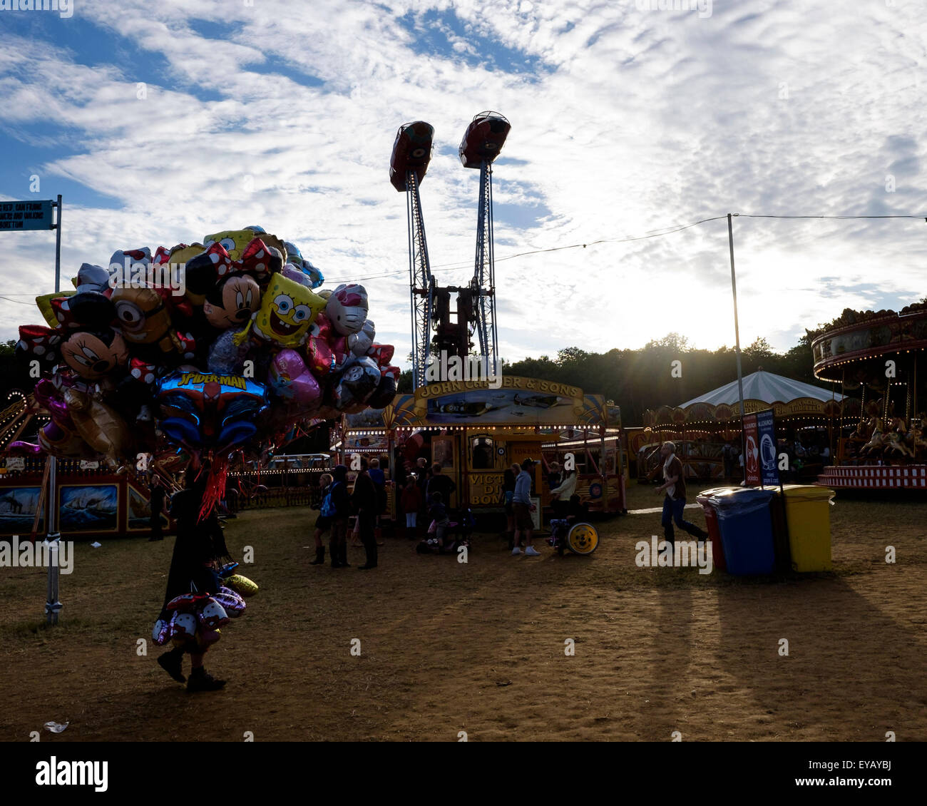 À l'atmosphère (WOMAD World of Music, Arts and Dance) Festival à Charlton Park le 25/07/2015 à Charlton Park, Malmesbury. Un ballon vendeur passe devant la foire. Photo par Julie Edwards/Alamy Live News Banque D'Images À l'atmosphère (WOMAD World of Music, Arts and Dance) Festival à Charlton Park le 25/07/2015 à Charlton Park, Malmesbury. Un ballon vendeur passe devant la foire. Photo par Julie Edwards/Alamy Live News Banque D'Images