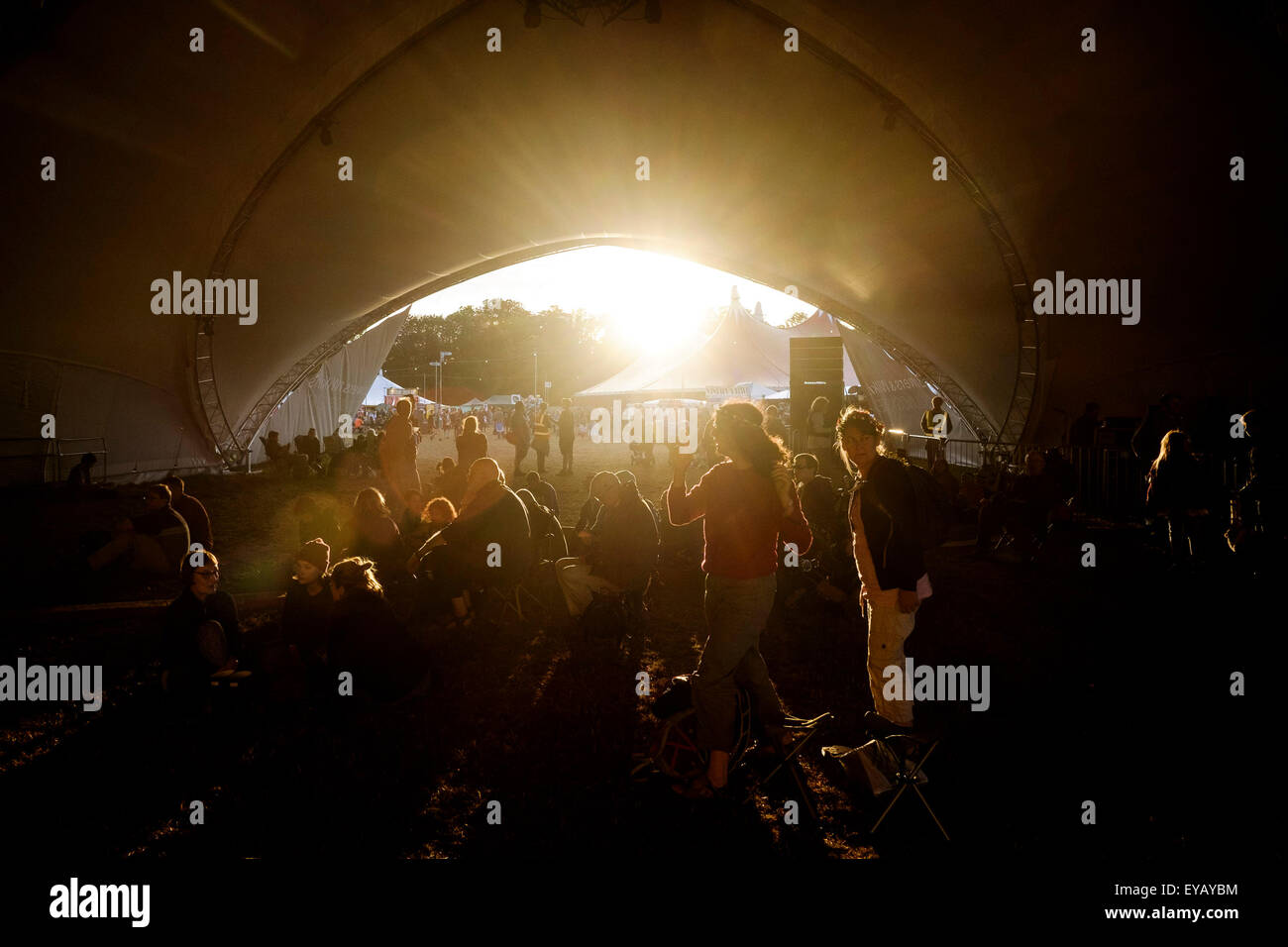 À l'atmosphère (WOMAD World of Music, Arts and Dance) Festival à Charlton Park le 25/07/2015 à Charlton Park, Malmesbury. Les festivaliers se détendre dans le stade de Bowers & Wilkins tente baignée acheter la lumière du coucher de soleil. Photo par Julie Edwards/Alamy Live News Banque D'Images