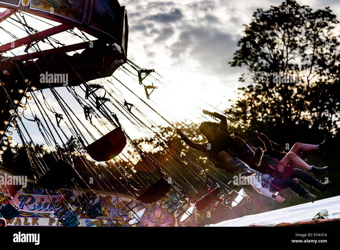 À l'atmosphère (WOMAD World of Music, Arts and Dance) Festival à Charlton Park le 25/07/2015 à Charlton Park, Malmesbury. Équitation la Présidence-O-plans dans le soleil du soir. Photo par Julie Edwards/Alamy Live News Banque D'Images À l'atmosphère (WOMAD World of Music, Arts and Dance) Festival à Charlton Park le 25/07/2015 à Charlton Park, Malmesbury. Équitation la Présidence-O-plans dans le soleil du soir. Photo par Julie Edwards/Alamy Live News Banque D'Images