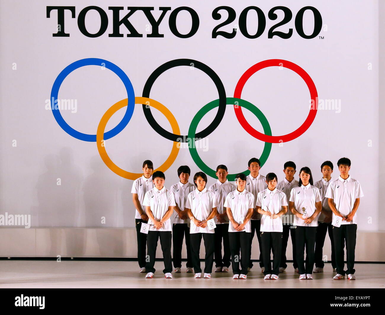 La JOC JOC Elite Academy étudiants, 24 juillet 2015 : Le Comité d'organisation de Tokyo des Jeux Olympiques et Paralympiques dévoile l'emblème officiel de la Tokyo 2020 Jeux Olympiques et Paralympiques de 2010 à l'avant-cour de l'édifice de l'assemblée métropolitaine de Tokyo à Tokyo, Japon, cet événement a eu lieu cinq ans avant le 2020 Jeux Olympiques de Tokyo. © Sho Tamura/AFLO SPORT/Alamy Live News Banque D'Images