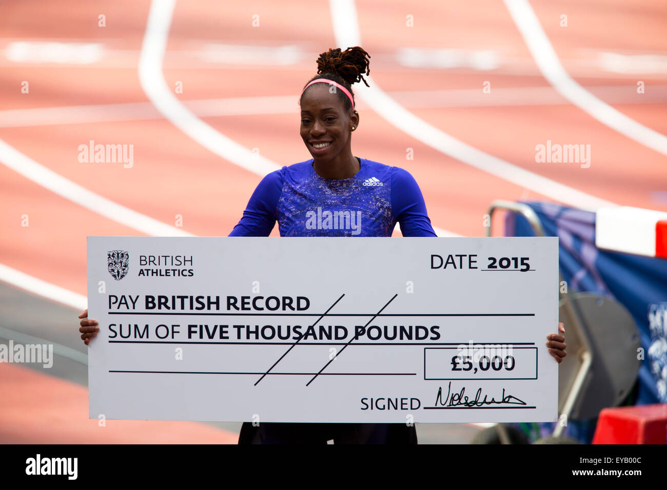 Londres, Royaume-Uni. Le 25 juillet, 2015. Shara Proctor recevant un chèque de 5 000 $ pour briser le record de saut en longueur britannique à la Diamond League jeux anniversaire Sainsbury's, Queen Elizabeth Olympic Park, Stratford, London, UK. Crédit : Simon Balson/Alamy Live News Banque D'Images