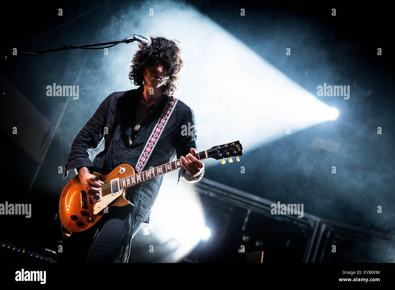 Reggio Emilia, Italie. Le 25 juillet, 2015. Cesare Petricich du groupe de rock italien photo Negrita sur scène comme ils font à Stade Mirabello à Reggio Emilia. © Roberto Finizio/Pacific Press/Alamy Live News Banque D'Images