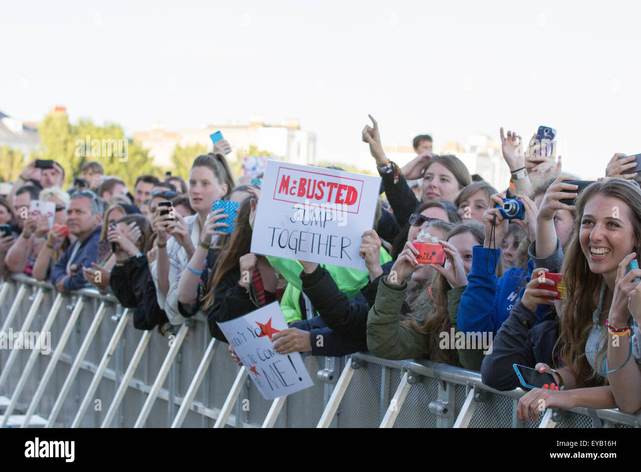 Portsmouth, Royaume-Uni 25 Juillet 2015 foules rendez fou de McBusted est fixé à la Louis Vuitton America's Cup World Series Portsmouth Crédit : Alex Bailey / Alamy Live News Banque D'Images