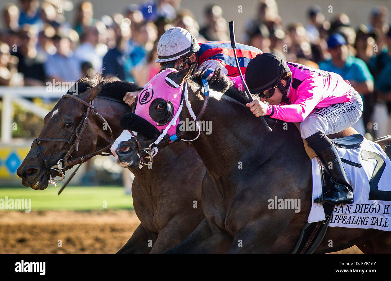 Del Mar, CA, USA. Le 25 juillet, 2015. 25 juillet 2015 : prendre un vol avec Gary Stevens (gauche) rallyes passé Appel Tale et Joe Talamo pour gagner le handicap à San Diego Del Mar Race Course à Del Mar CA. Alex Evers/ESW/CSM/Alamy Live News Banque D'Images