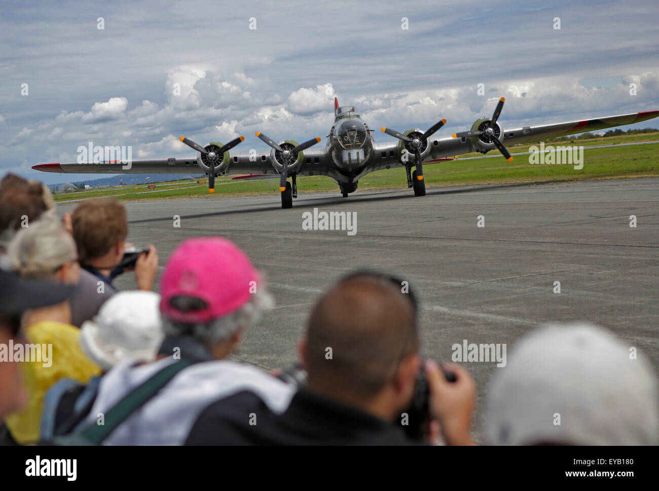 Vancouver, Canada. Le 25 juillet, 2015. La foule regarder un Boeing B-17 bombardiers lourds effectuant une démonstration en vol à l'air show de Boundary Bay à Delta, Canada, 25 juillet 2015. L'honneur du 70e anniversaire de la fin de la Seconde Guerre mondiale, le salon cette année en vedette divers aéronefs anciens et démonstrations en vol pendant l'événement. © Liang sen/Xinhua/Alamy Live News Banque D'Images