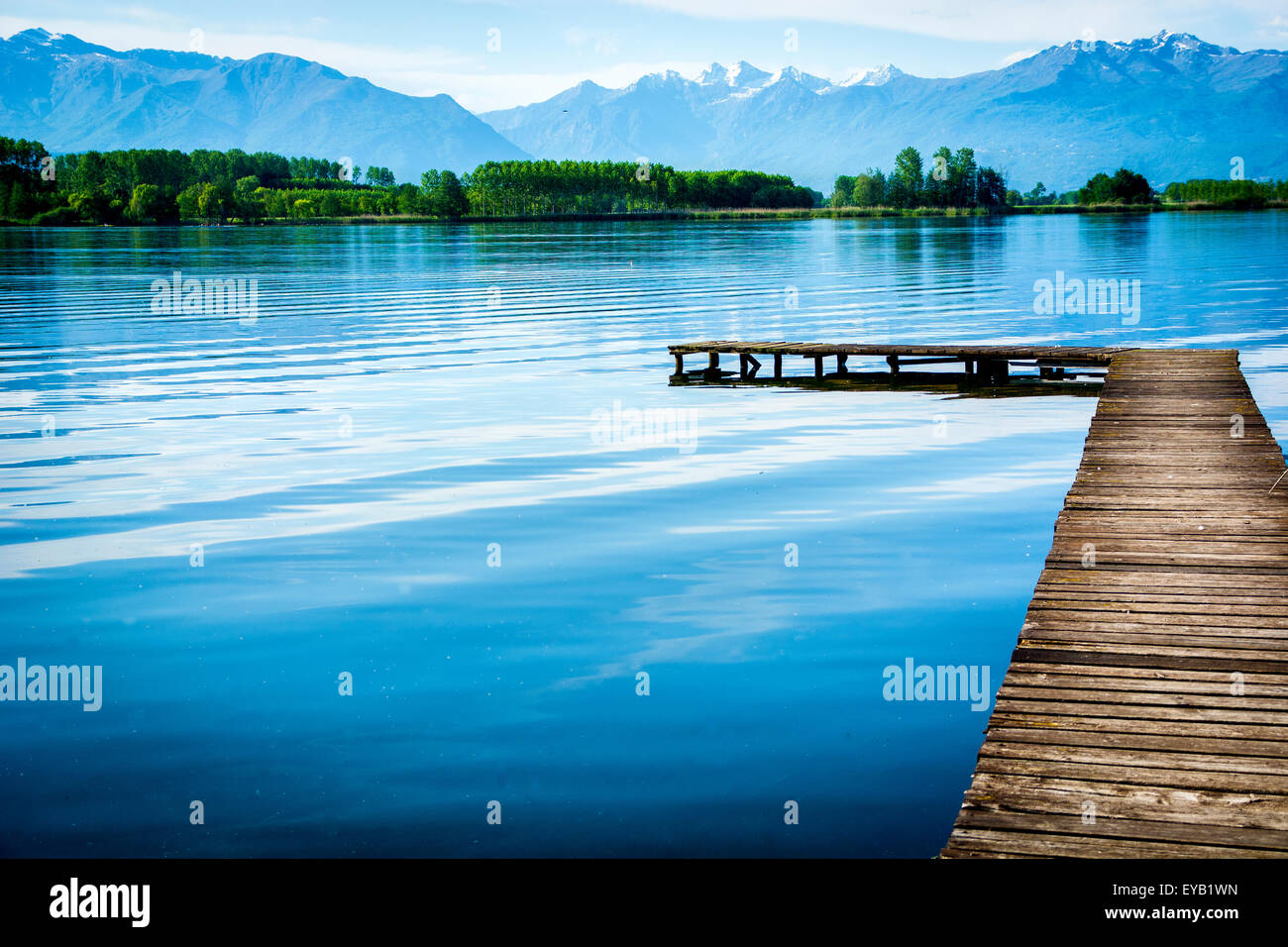 Petite jetée en bois sur le lac paisible. Tourné pendant la journée Banque D'Images