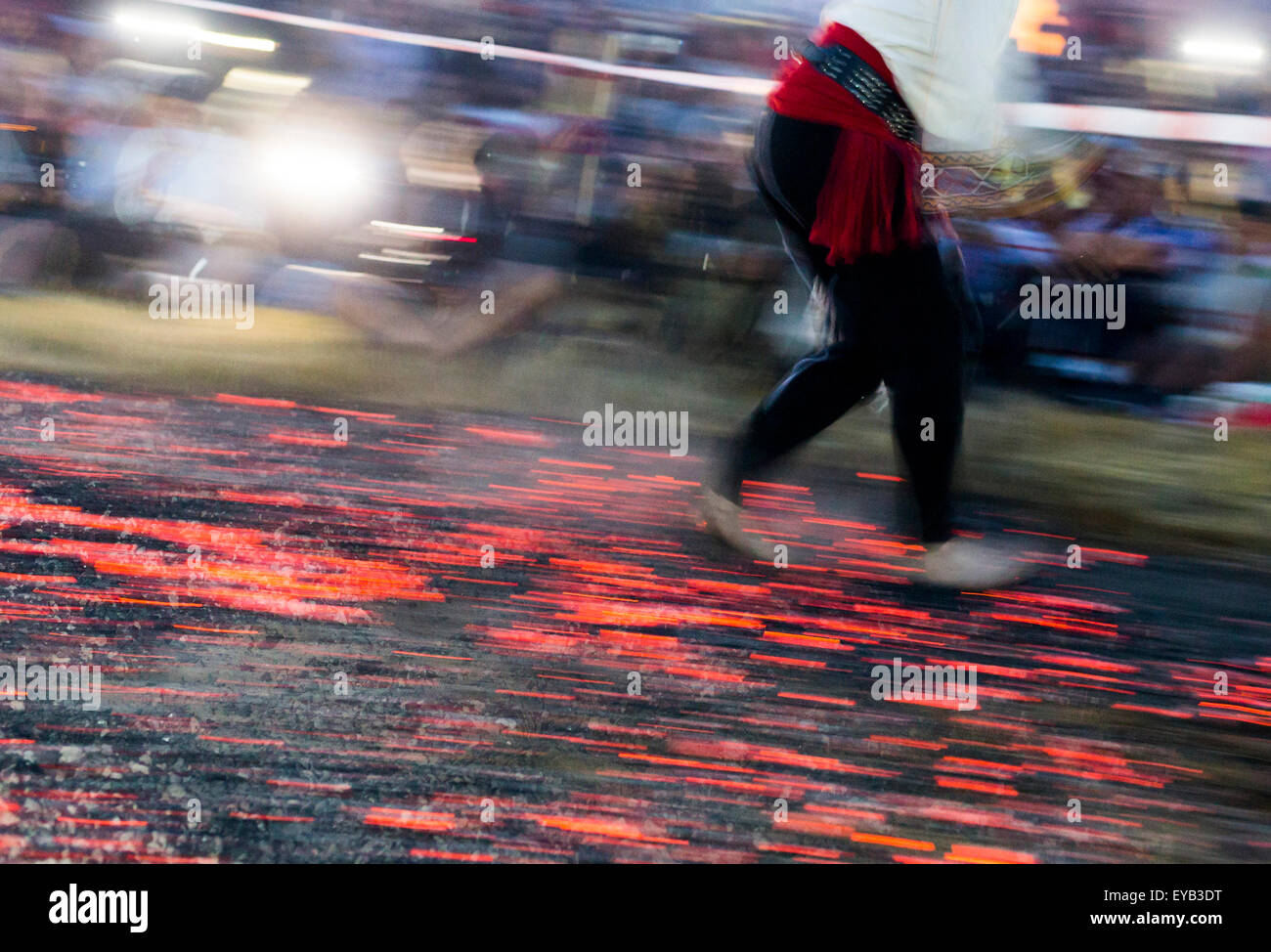 Un nestinar est la marche sur le feu lors d'une nestinarstvo show. Le rituel du feu implique une danse pieds nus sur des braises couvant perfor Banque D'Images