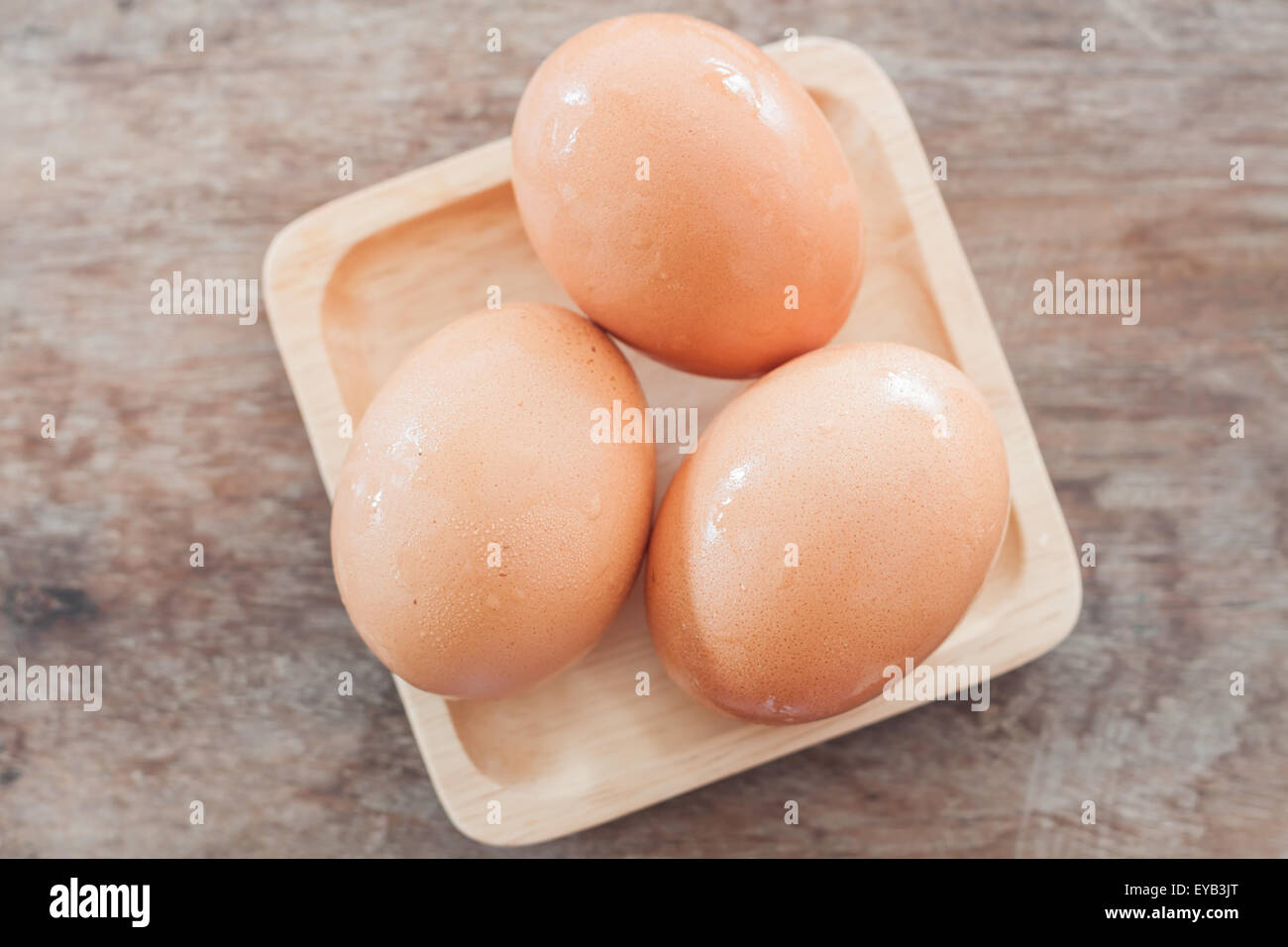 Oeufs frais sur plaque de bois, stock photo Banque D'Images