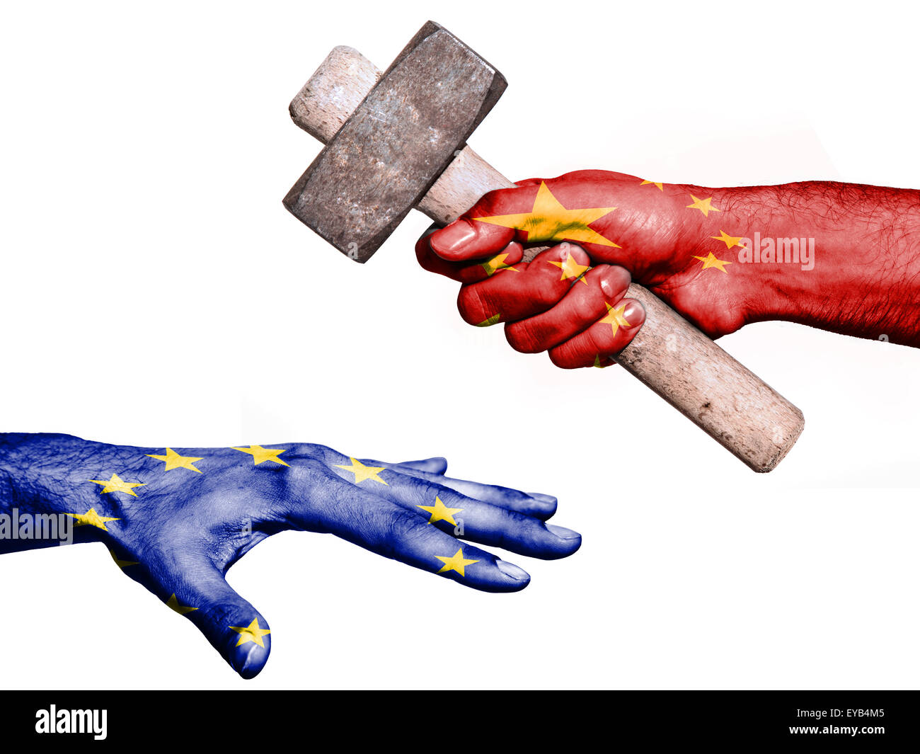 Drapeau de la Chine surimprimées sur une main tenant un marteau lourd frappe une part représentant l'Union européenne. Pour l'image Banque D'Images