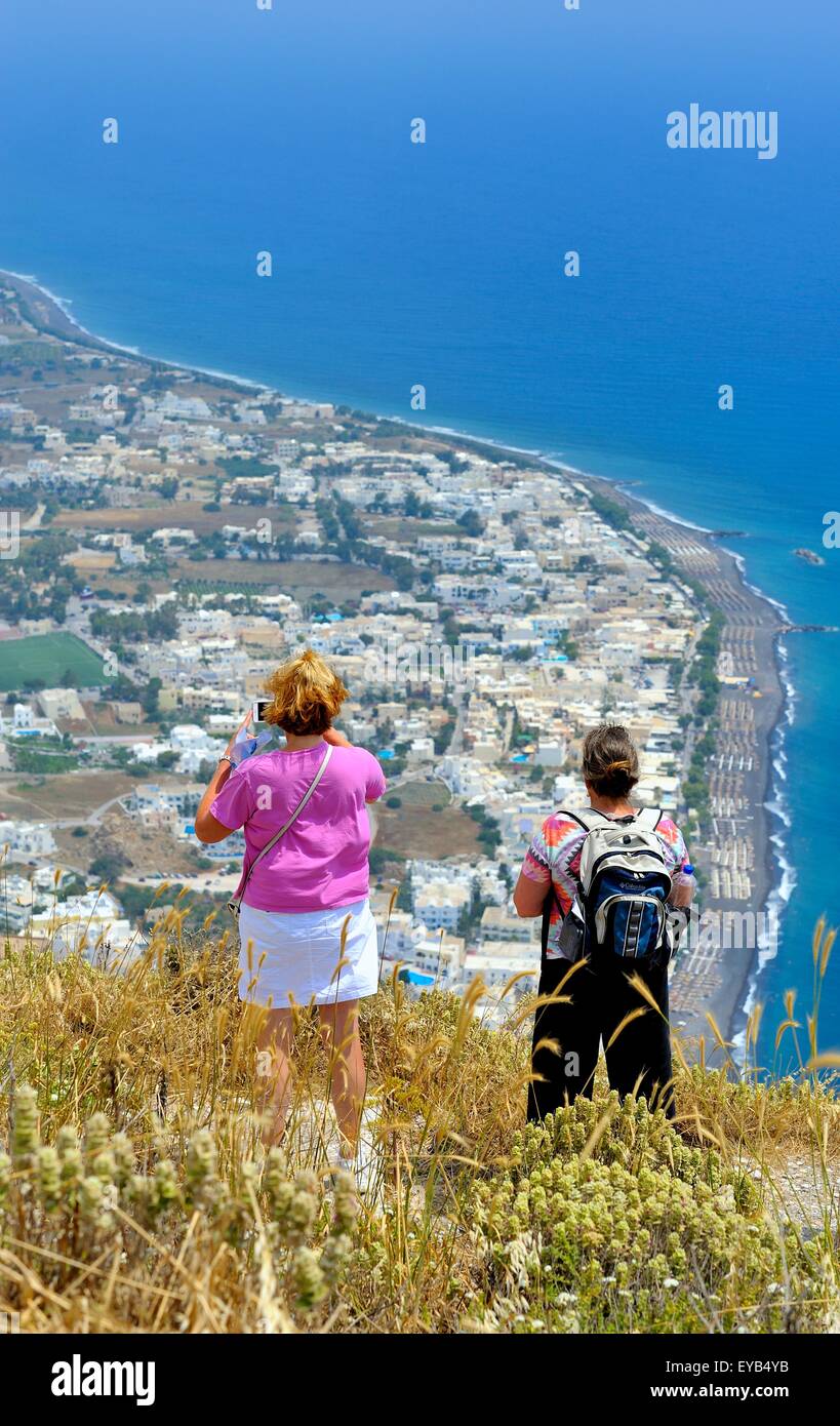 Les touristes à la recherche jusqu'à Kamari de messa vouno mountain le site de l'ancienne Thira, Santorin, Grèce Banque D'Images