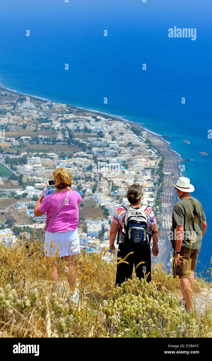 Les touristes à la recherche jusqu'à Kamari de messa vouno mountain le site de l'ancienne Thira, Santorin, Grèce Banque D'Images