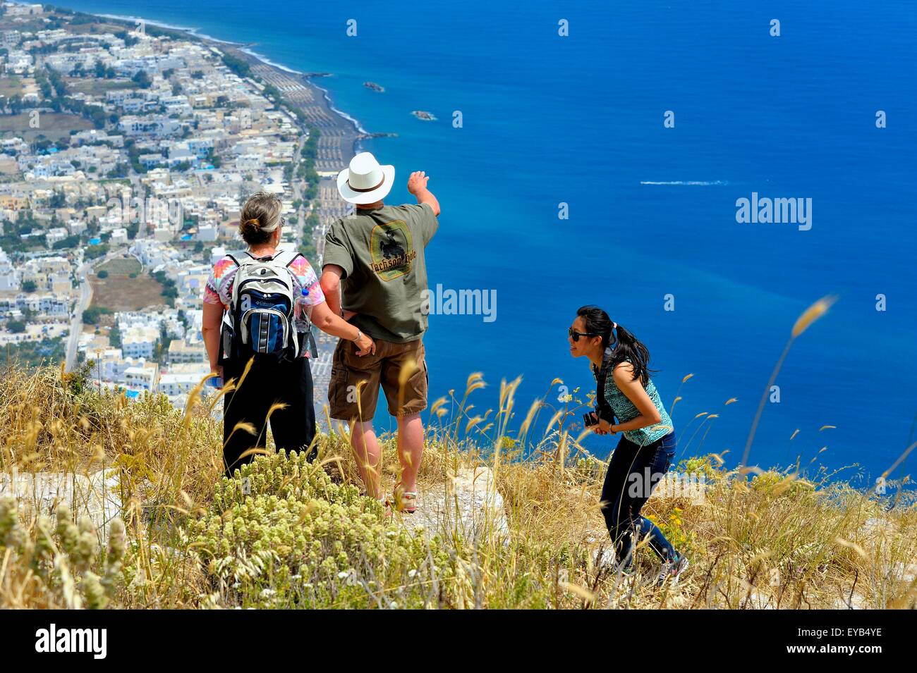 Les touristes à la recherche jusqu'à Kamari de messa vouno mountain le site de l'ancienne Thira, Santorin, Grèce Banque D'Images