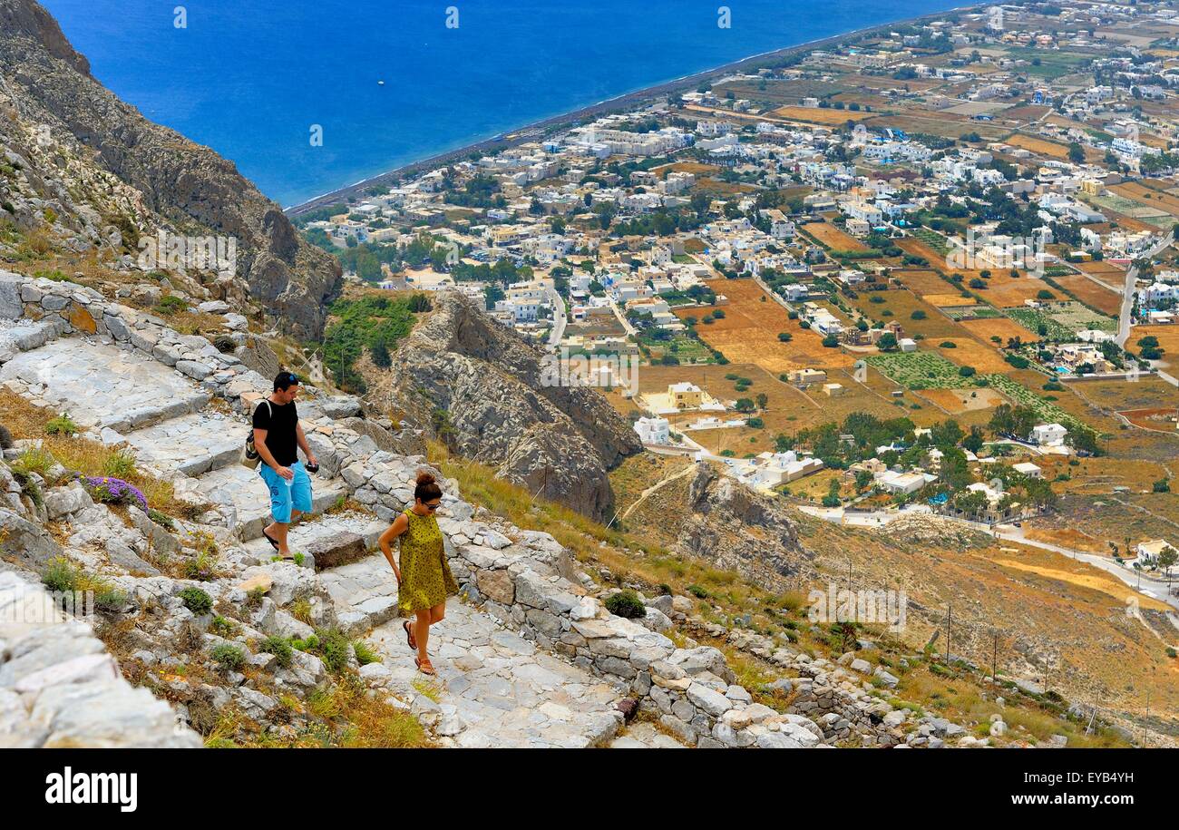 Les touristes descendant de messa vouno mountain le site de l'ancienne Thira, Santorin, Grèce. Perissa avec en arrière-plan Banque D'Images