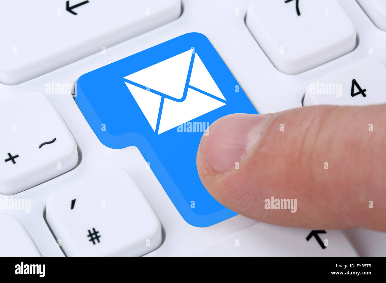 L'envoi d'E-mail e-mail message sur clavier d'ordinateur avec symbole lettre Banque D'Images