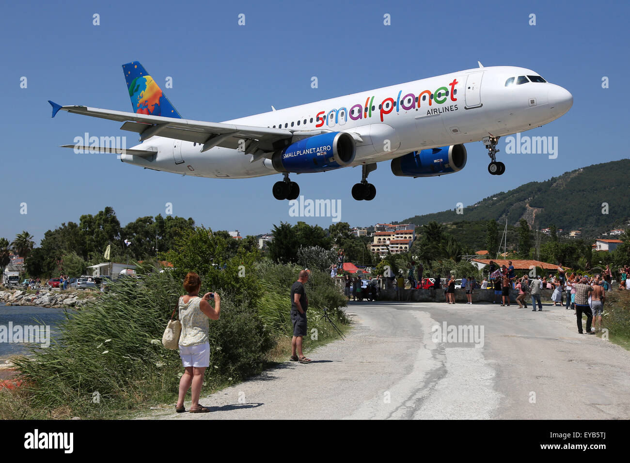 Skiathos, Grèce - 26 juin 2015 : A Small Planet Airlines Airbus A320 avec l'enregistrement LY-SPA proche de l'aéroport de Skiathos Banque D'Images