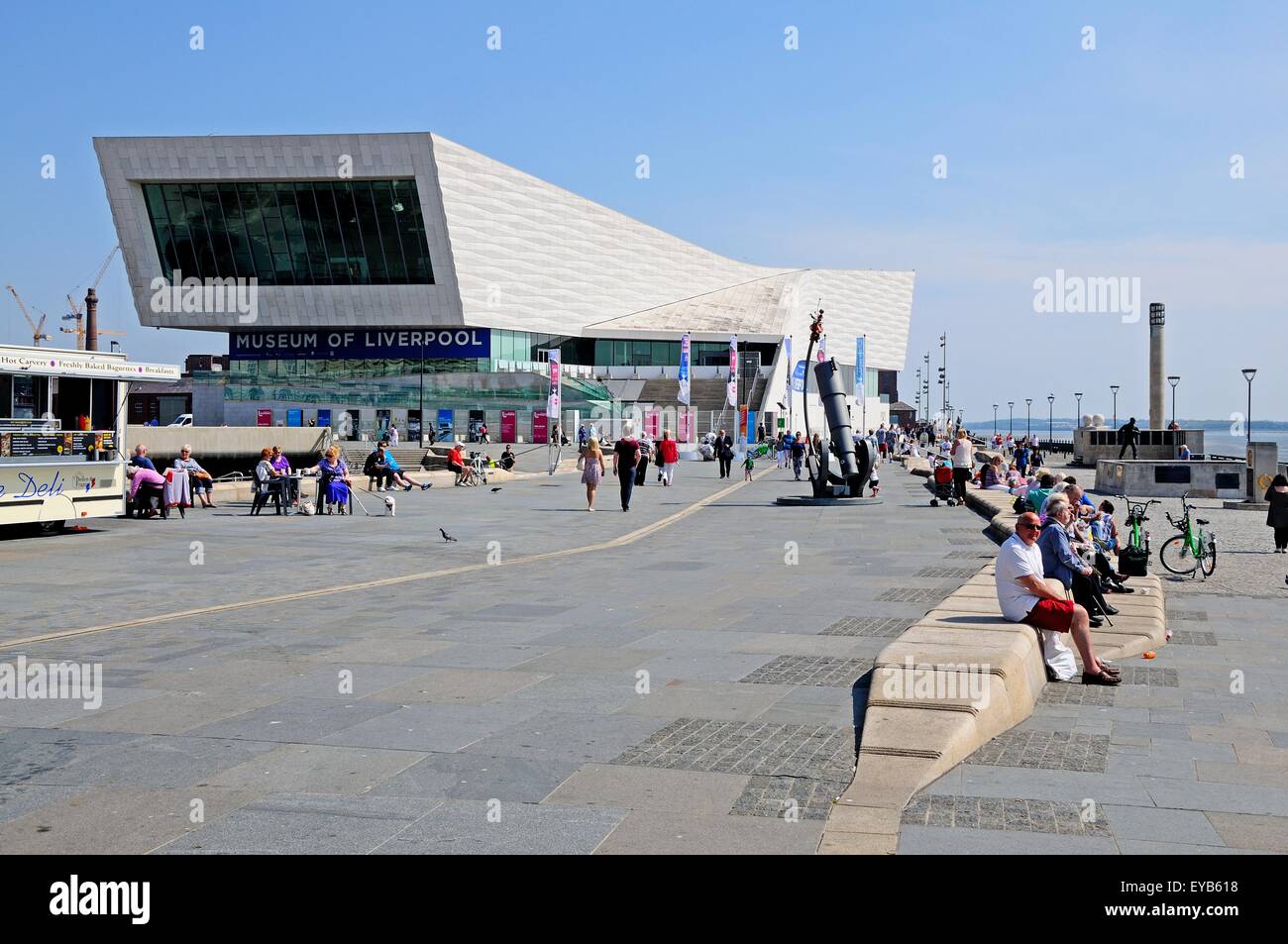 Le Ferry Building à Pier Head avec les touristes découvrir les sites, Liverpool, Merseyside, England, UK, Europe de l'Ouest. Banque D'Images