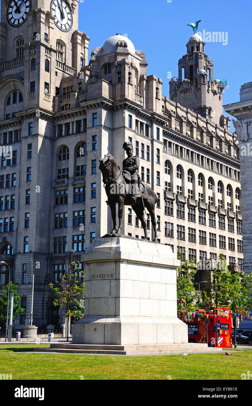 Statue du roi Édouard VII avec le Liver Building à l'arrière à Pier Head, Liverpool, Merseyside, England, UK, Europe de l'Ouest. Banque D'Images