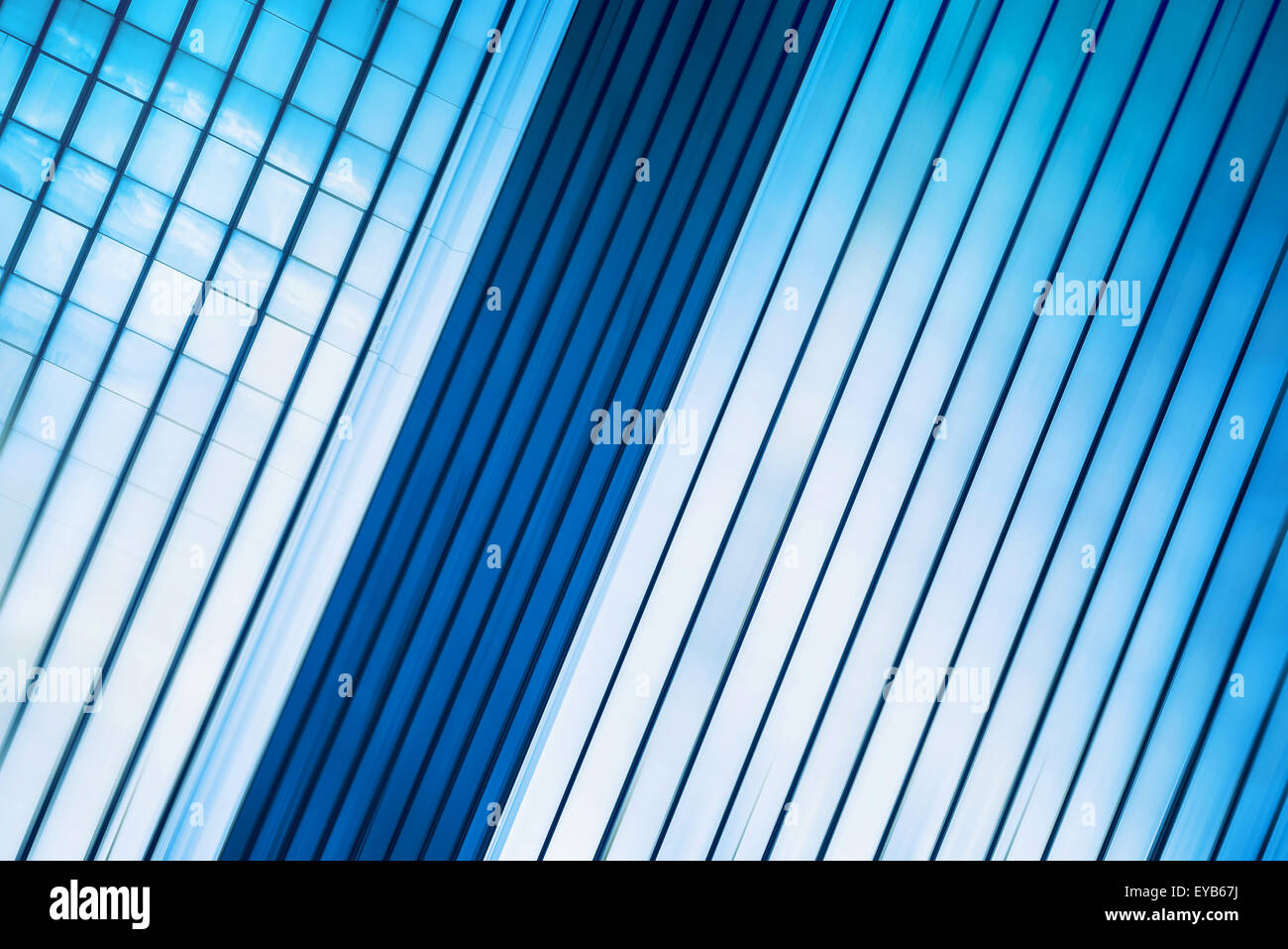 Immeuble de bureaux modernes Résumé flou comme arrière-plan d'affaires, façade en verre bleu avec des lignes géométriques Banque D'Images
