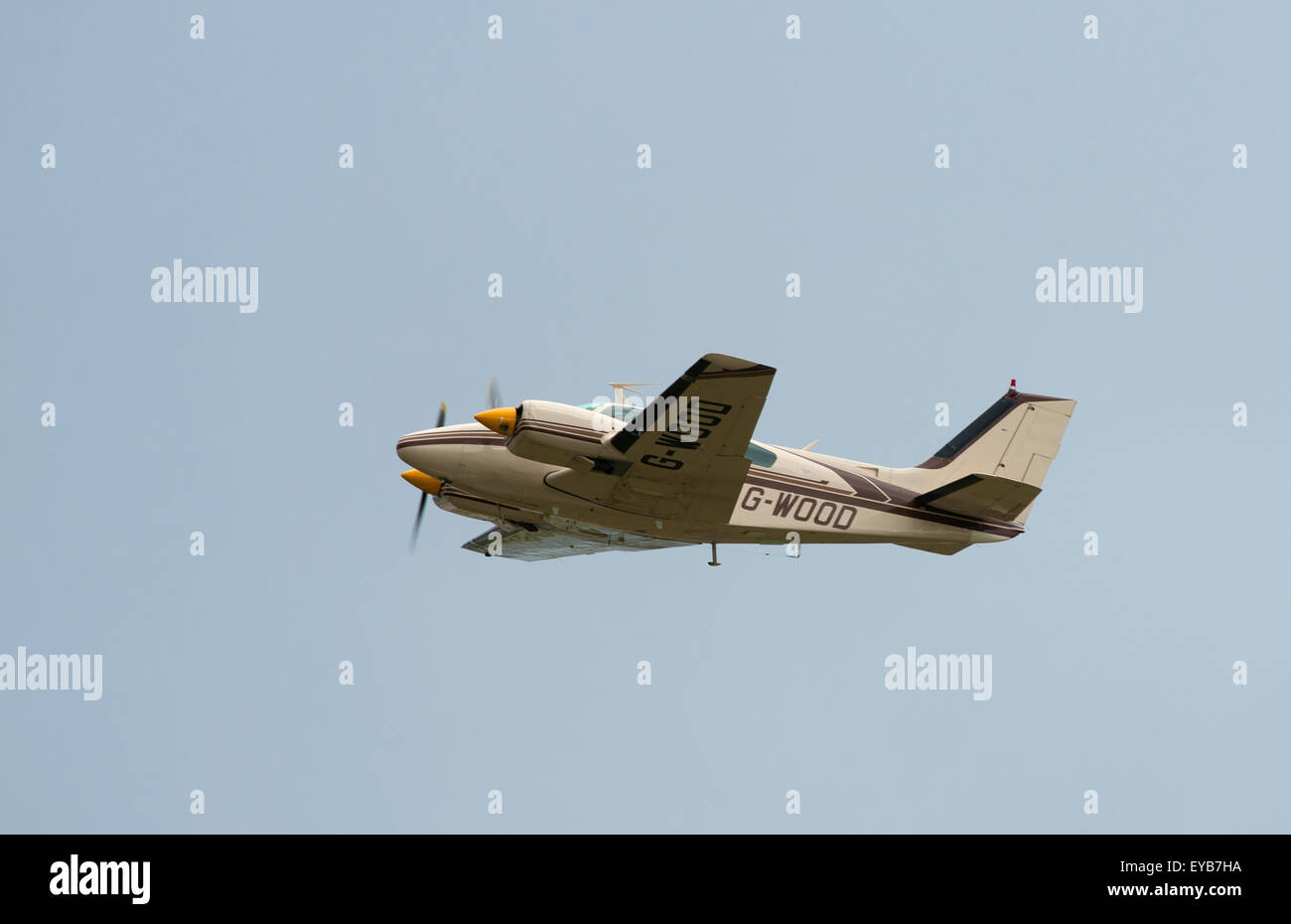 Beechcraft Baron B55-95 prop avion léger bimoteur Twin laissant Inverness, Écosse. 10 009 SCO Banque D'Images