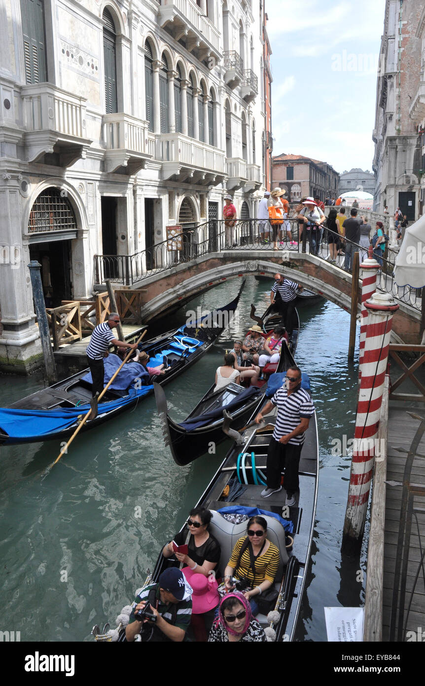 Italie - Venise - off le Canale Grande - petit canal - Grands bâtiments - bridge - gondoles - la congestion - touristes - Sunshine Banque D'Images
