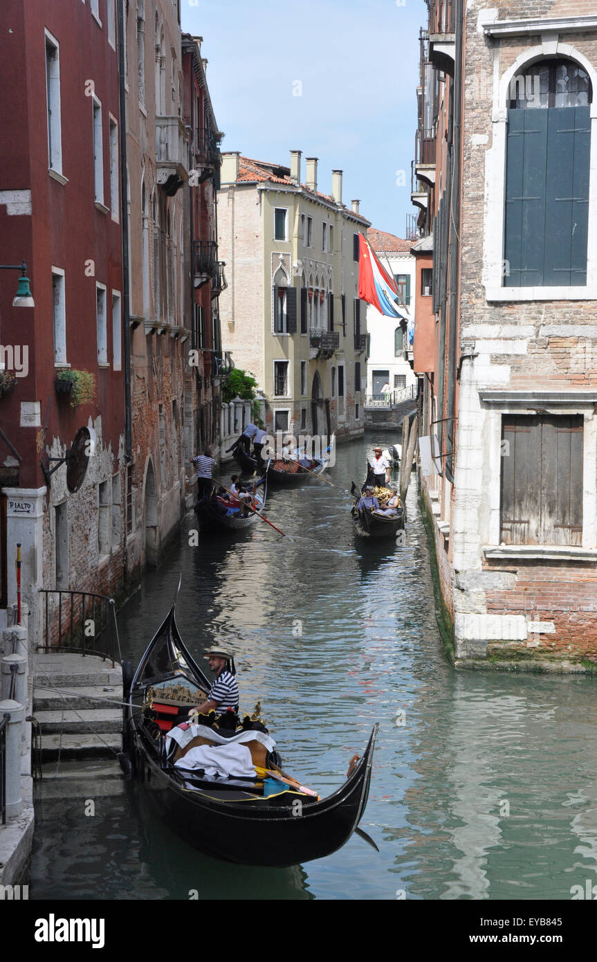 Italie - Venise - San Marco - canal de remous - Grands bâtiments - gondoles - soleil et ombre - Réflexions - touristes Banque D'Images